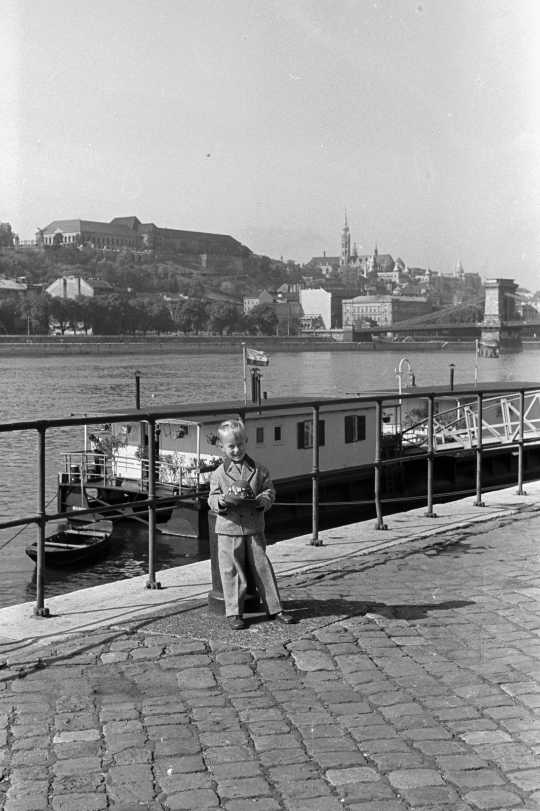 Hungary, Budapest V., pesti alsó parkpart a Vigadó téri hajóállomásnál, háttérben a Széchenyi Lánchíd és a budai Vár., 1960, Chuckyeager tumblr, Danube, Budapest, kid, Fortepan #143154