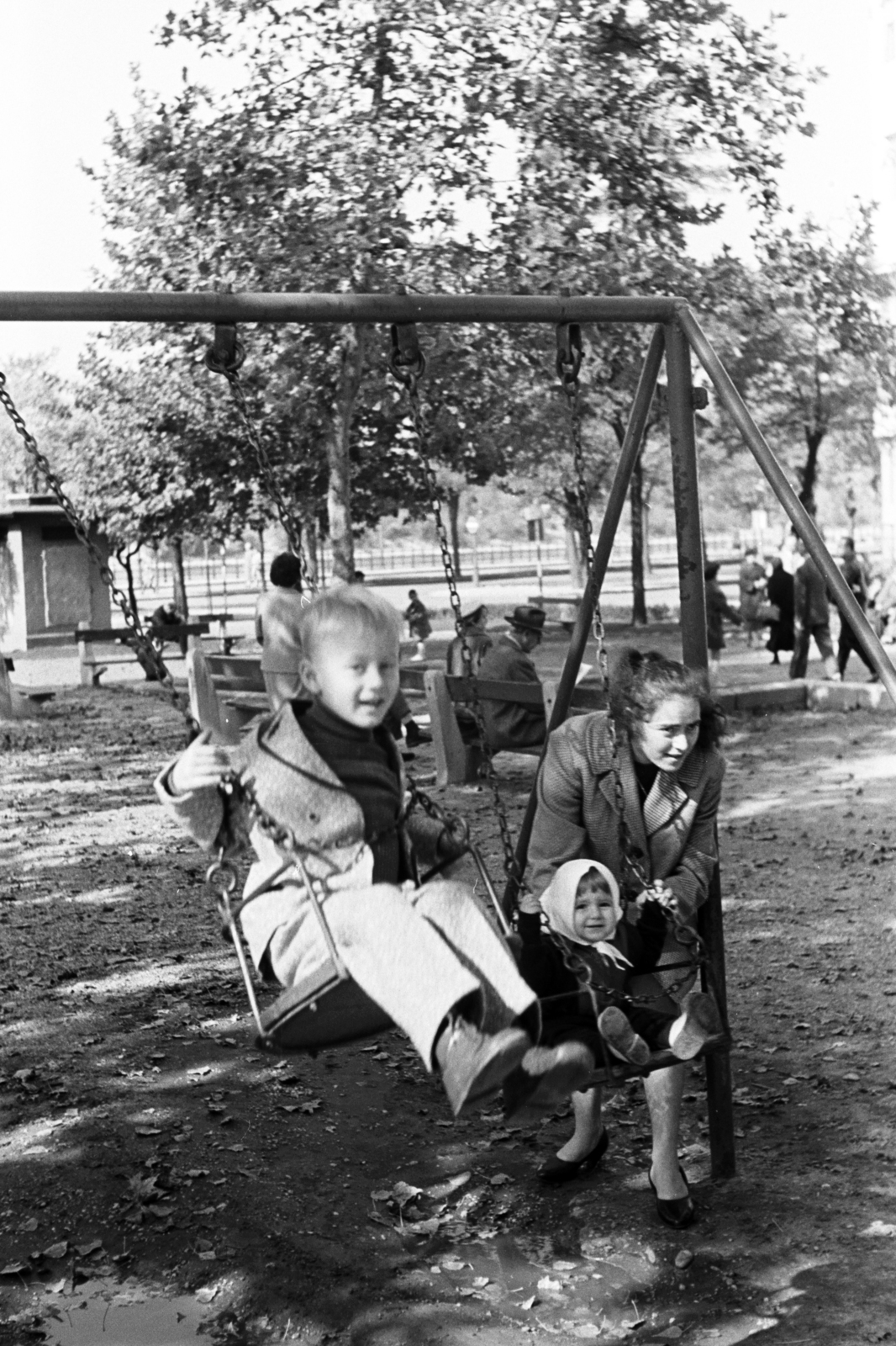 Hungary, Budapest XIII., Jászai Mari tér, játszótér., 1960, Chuckyeager tumblr, playground, swing, Budapest, Fortepan #143155