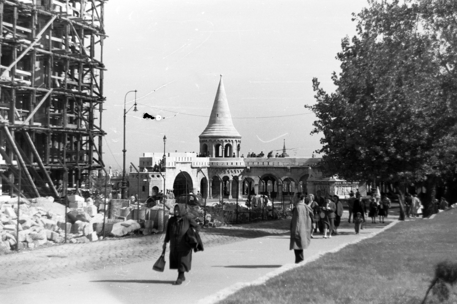 Hungary, Budapest I., Szentháromság tér a Tárnok utcától a Halászbástya felé nézve. Balra a Mátyás-templom, jobbra Szent István szobra., 1960, Chuckyeager tumblr, Budapest, scaffolding, Frigyes Schulek-design, Fortepan #143160