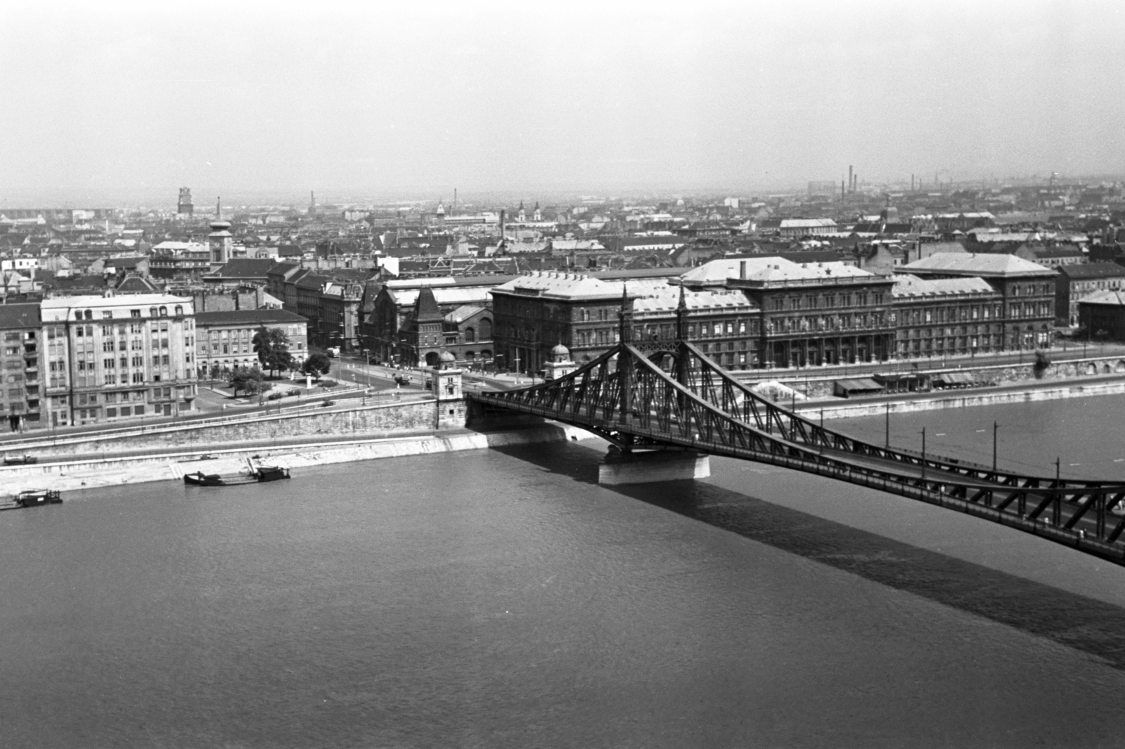 Magyarország, Budapest V.,Budapest IX.,Budapest XI., kilátás a Gellérthegyről a Szabadság híd felé. Szemben a Fővám (Dimitrov) tér és a Marx Károly Közgazdaságtudományi Egyetem (később Corvinus Egyetem) épülete., 1958, Chuckyeager tumblr, híd, folyó, Duna, vásárcsarnok, Budapest, Duna-híd, Feketeházy János-terv, Fortepan #143165