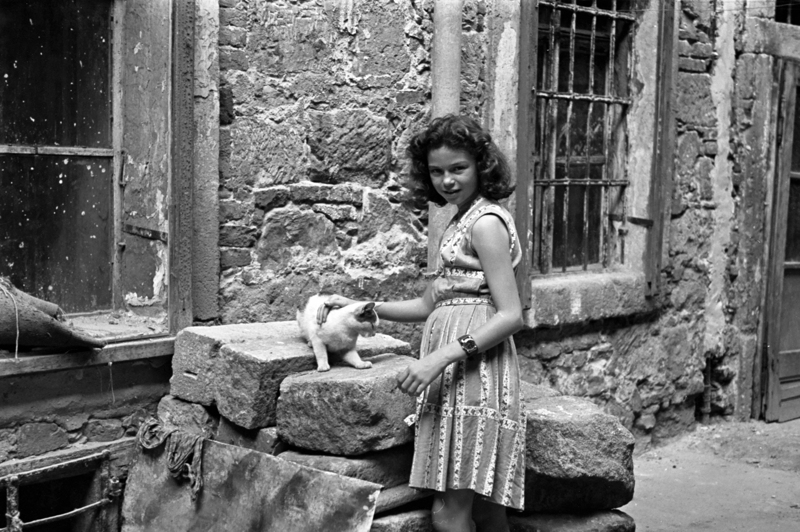 Hungary, Budapest I., Szentháromság utca 7. a Ruszwurm-ház udvara., 1959, Chuckyeager tumblr, cat, girl, wrist watch, window, Budapest, Fortepan #143175