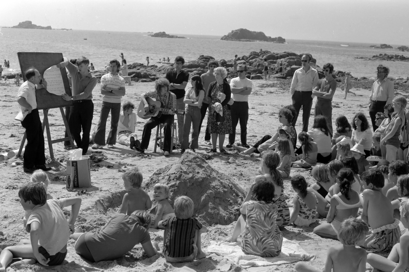 Guernsey, a második legnagyobb Csatorna-sziget. Rendezvény Grandes Rocques-nél a tengerparton., 1972, Chuckyeager tumblr, Fortepan #143197