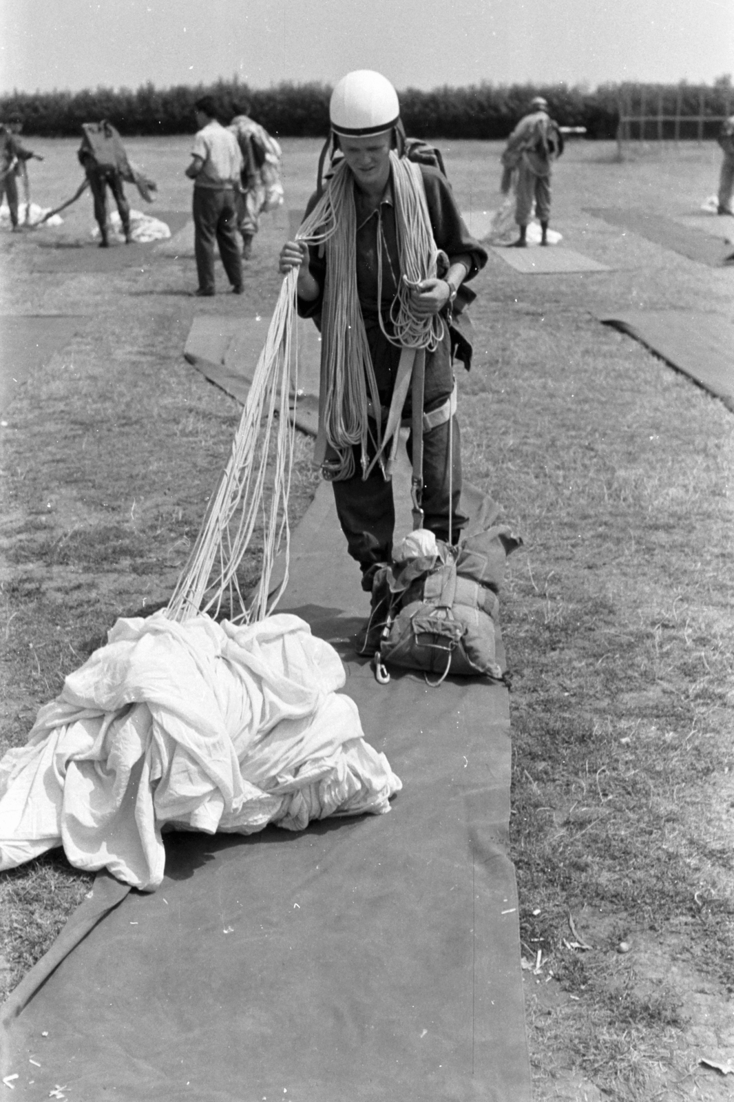 Hungary, Budaörs Airport, Budapest XI., 1964, Chuckyeager tumblr, crash helmet, parachute, Budapest, Fortepan #143204