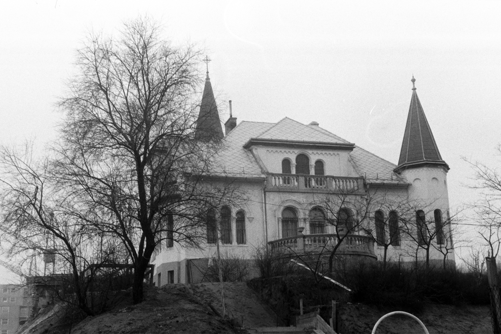 Hungary, Budapest XX., a Török Flóris utca és a Kalmár Ilona sétány sarkán álló ház, mögötte a Pesterzsébeti Evangélikus Egyházközség temploma., 1980, Chuckyeager tumblr, Budapest, Fortepan #143210