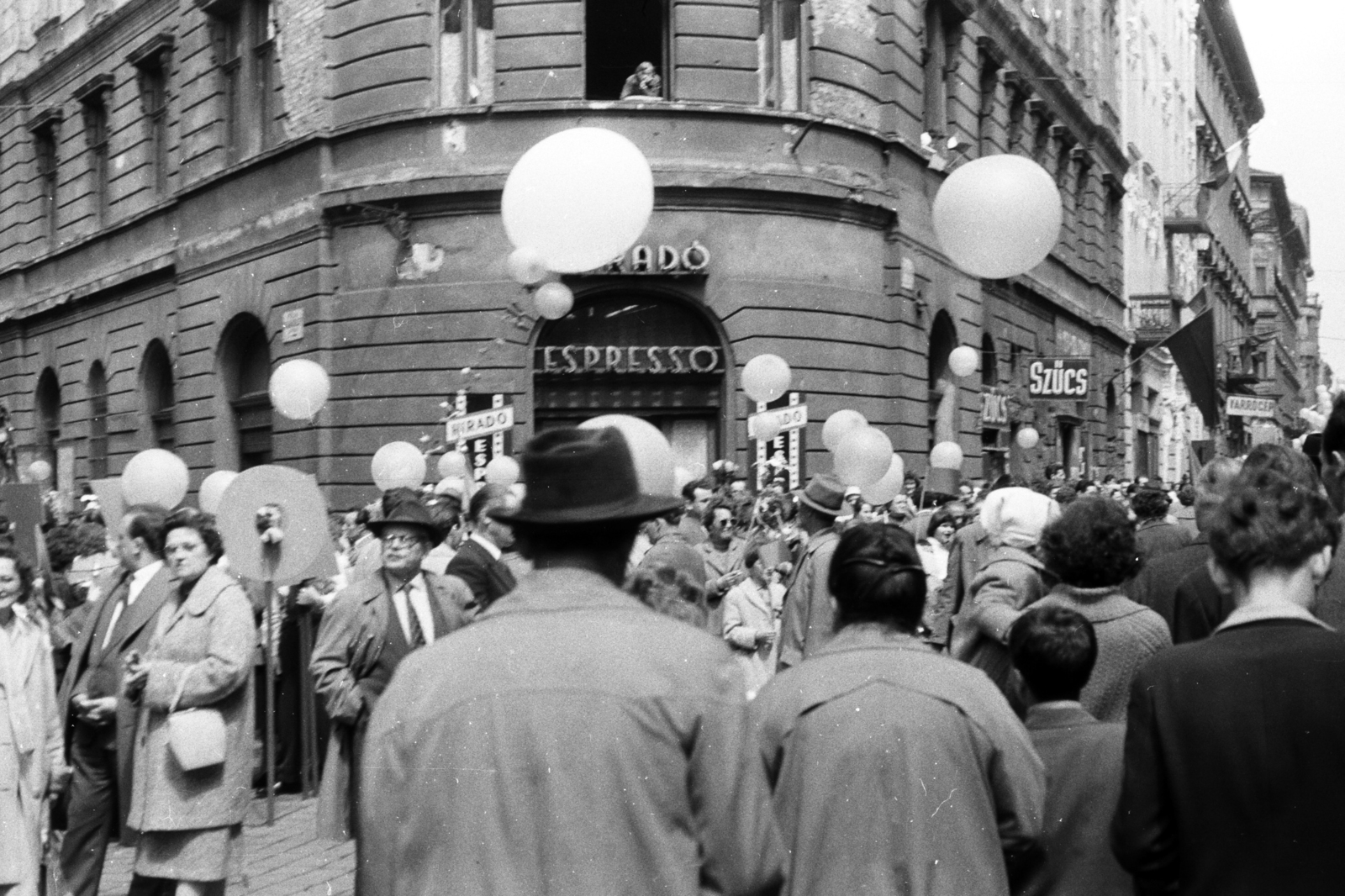 Hungary, Budapest VII., Dohány utca - Almássy utca sarok, május 1-i felvonulás résztvevői., 1960, Chuckyeager tumblr, Budapest, baloon, Fortepan #143250