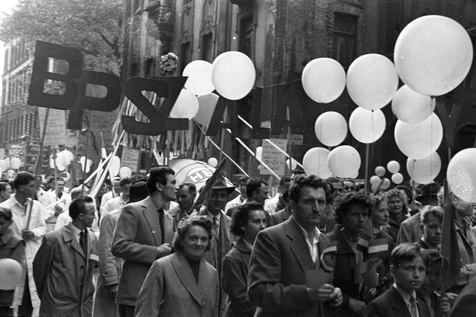 Hungary, Budapest VII., Alpár utca - Szinva utca sarok, május 1-i felvonulás résztvevői., 1959, Chuckyeager tumblr, Budapest, Fortepan #143267