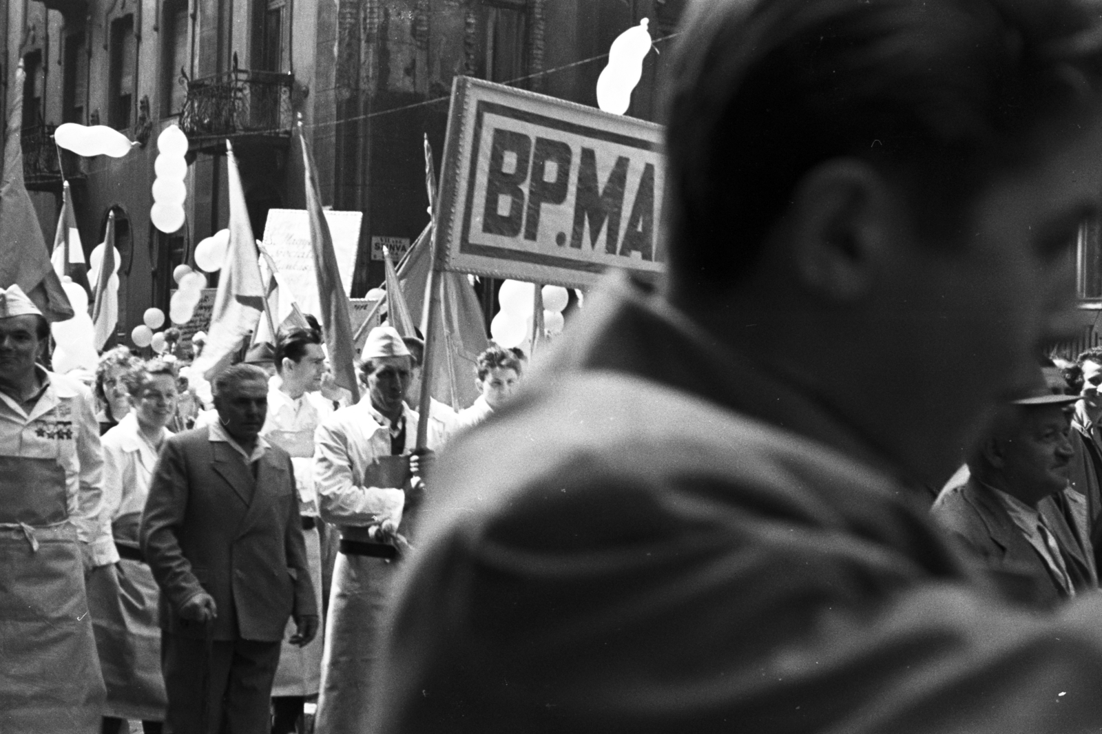 Hungary, Budapest VII., Alpár utca, május 1-i felvonulás résztvevői a Szinva utca közelében., 1959, Chuckyeager tumblr, Budapest, Fortepan #143269