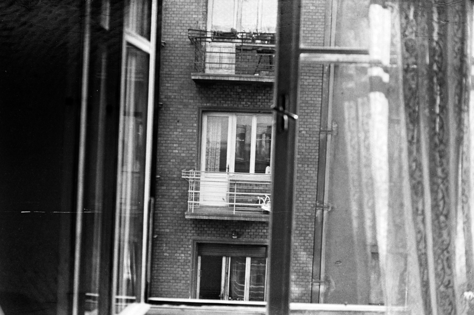 Hungary, Budapest XIII., kilátás Balzac utca 15. egyik lakásából a 24. számú ház felé., 1966, Chuckyeager tumblr, Budapest, Fortepan #143286