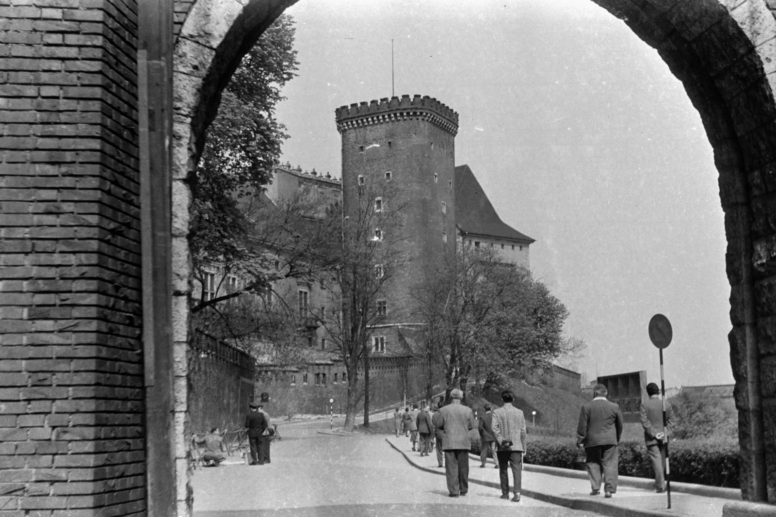 Lengyelország, Krakkó, Királyi Palota (Wawel), Minorita kapu, szemben a Szenátori-torony (Baszta Senatorska)., 1966, Chuckyeager tumblr, Fortepan #143288