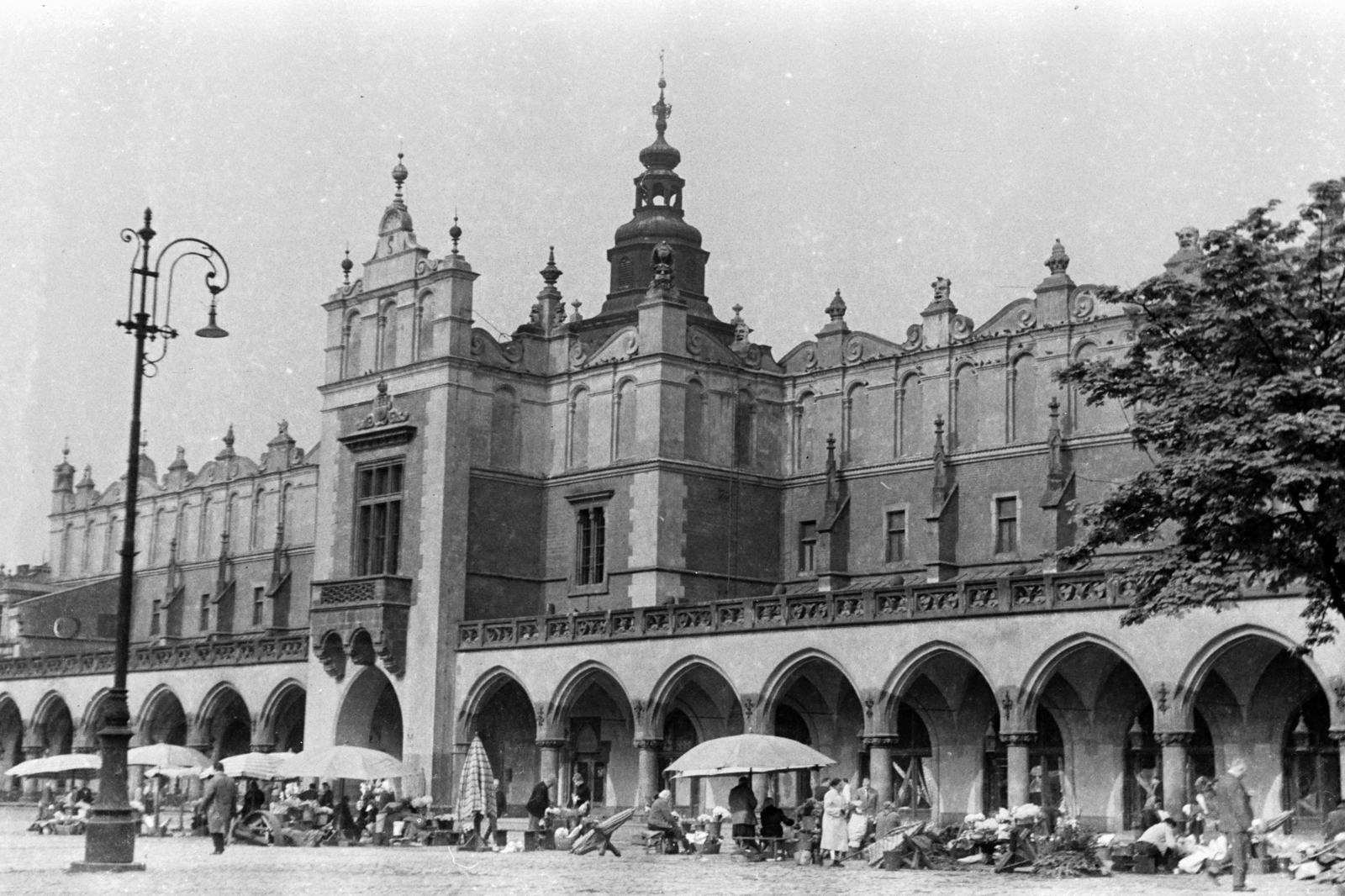Poland, Kraków, Rynek Glówny, a város főtere, Posztócsarnok (Sukiennice)., 1966, Chuckyeager tumblr, Fortepan #143289