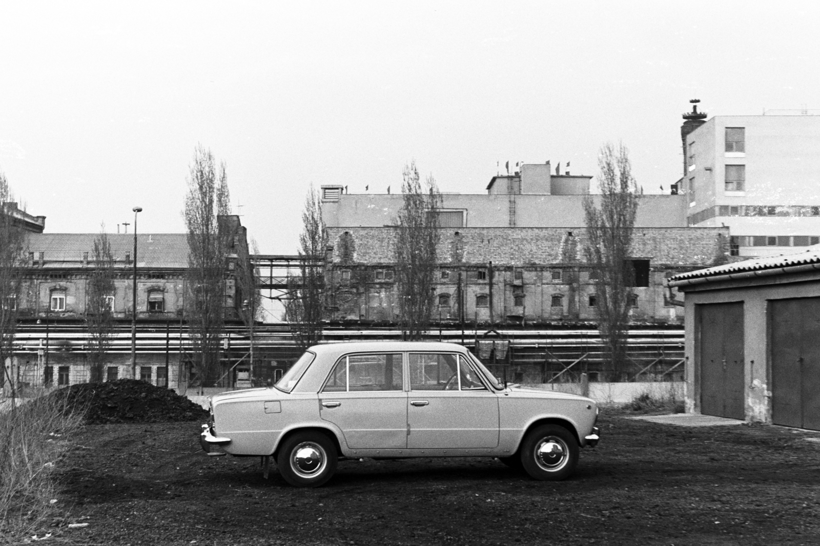 Hungary, Budapest X., Maláta utca a Mádi utca irányából nézve, háttérben a Kőbányai Sörgyár épületei. VAZ 2101 (Zsiguli 1200) típusú személygépkocsi., 1974, Chuckyeager tumblr, Budapest, Fortepan #143295
