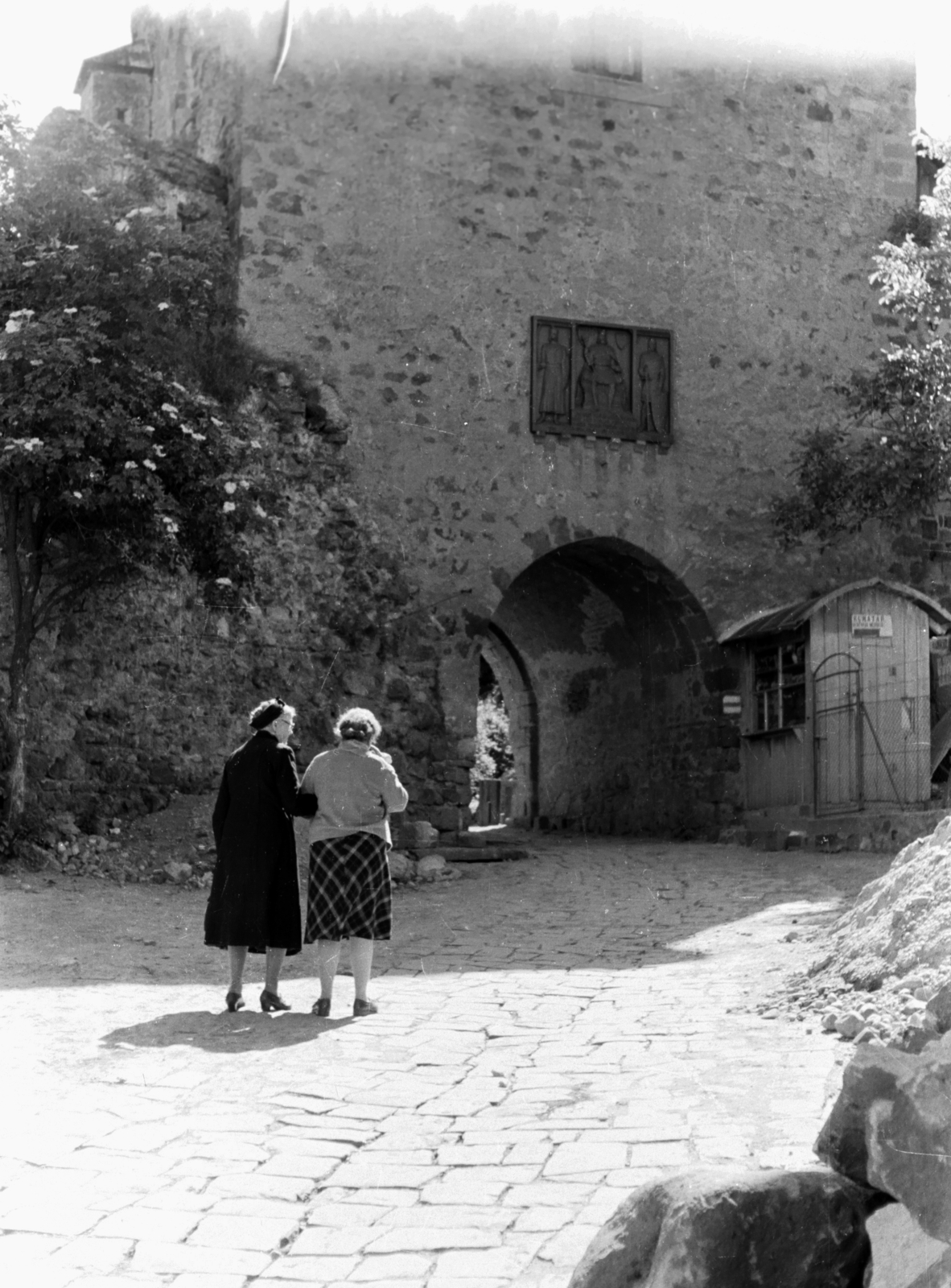 Hungary,Danube Bend, Visegrád, az Alsóvár északi kaputonya., 1955, Chuckyeager tumblr, booth, relief, Fortepan #143305
