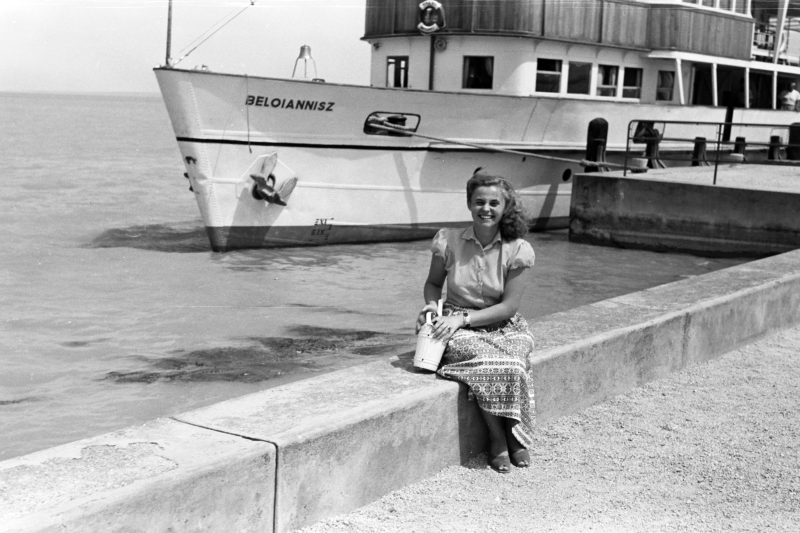 Hungary,Lake Balaton, Badacsonytomaj, hajóállomás, Beloiannisz személyhajó., 1965, Chuckyeager tumblr, portrait, smile, port, handbag, lady, Beloiannisz ship, Fortepan #143308