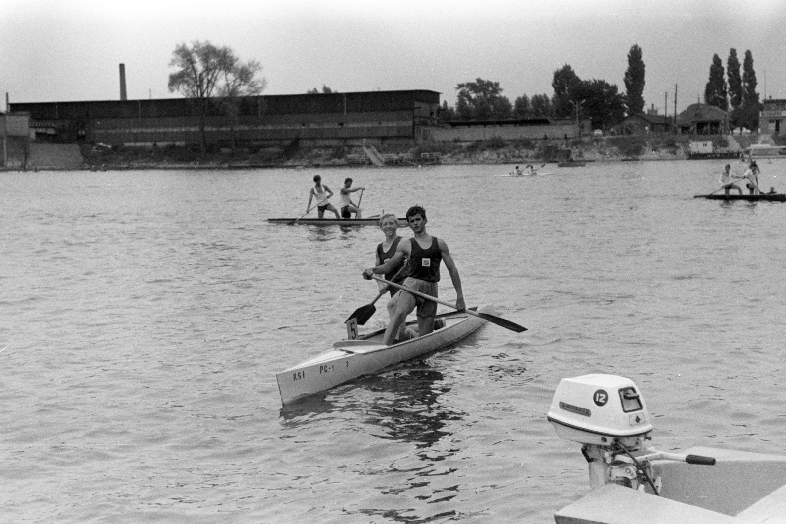 Magyarország, Budapest XIII., Újpesti-öböl a Népsziget felől nézve, a KSI (Központi Sportiskola) kenusai edzésen. Túlparton a Magyar Hajó- és Darugyár Angyalföldi Gyáregysége., 1970, Chuckyeager tumblr, motorcsónak, kenu, Budapest, Fortepan #143311