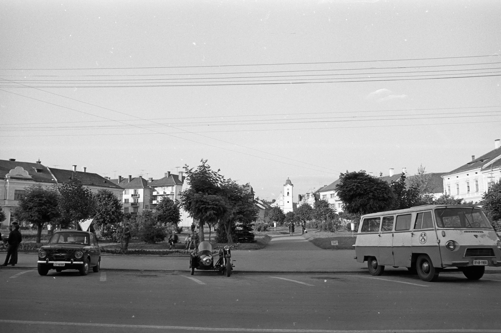 Románia,Erdély, Gyergyószentmiklós, Szabadság tér (Piaţa Libertăţii)., 1974, Chuckyeager tumblr, oldalkocsis motorkerékpár, Fortepan #143318