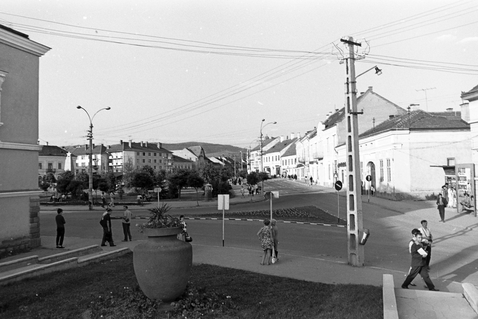 Románia,Erdély, Gyergyószentmiklós, Szabadság tér (Piaţa Libertăţii)., 1974, Chuckyeager tumblr, Fortepan #143319