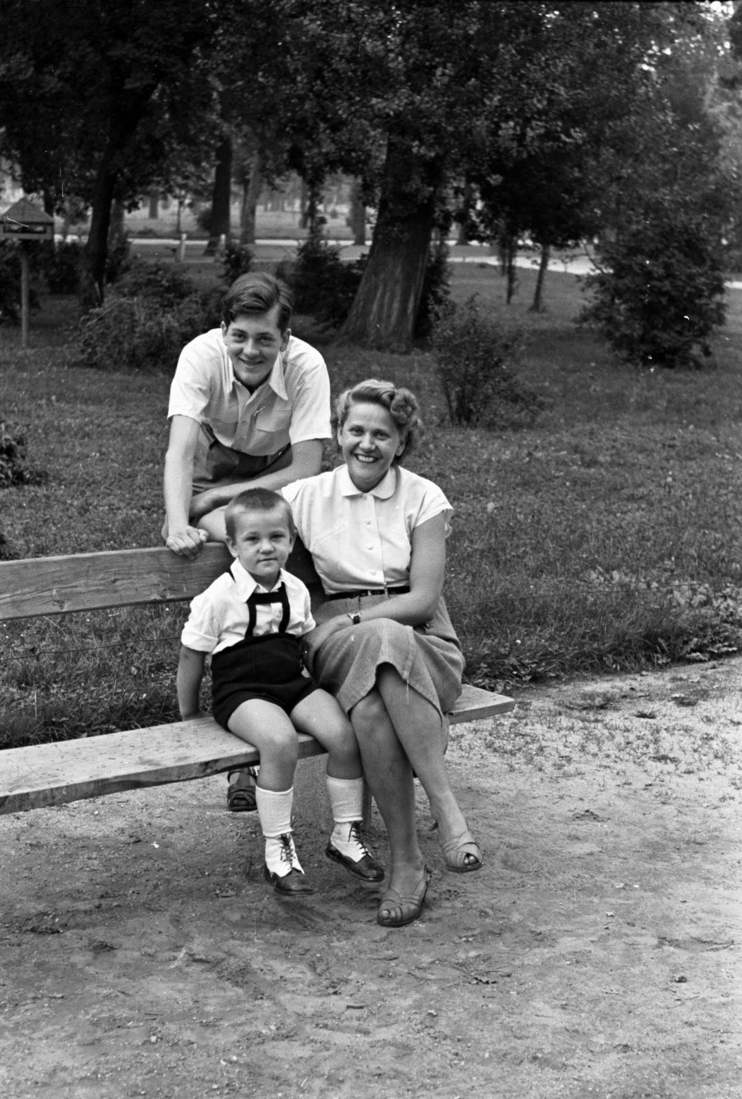 1954, Chuckyeager tumblr, bench, family, Fortepan #143324