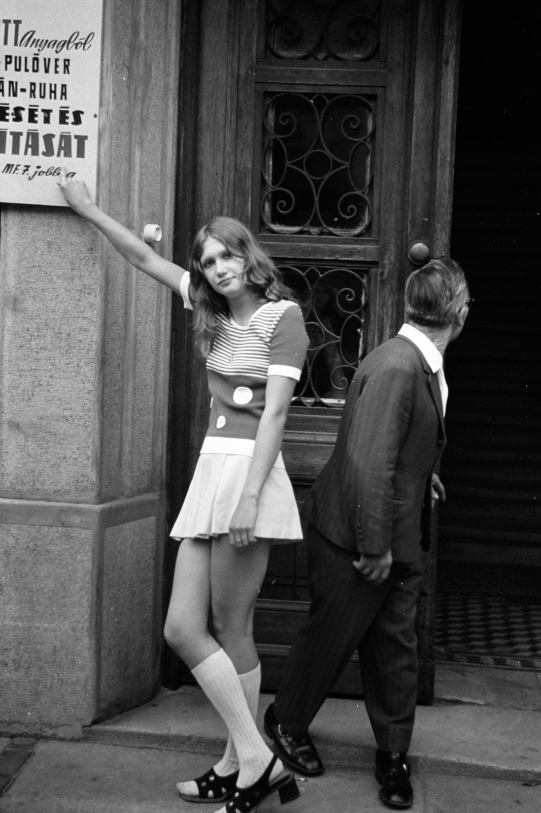 Hungary, Budapest XI., Vak Bottyán utca 3., 1971, Chuckyeager tumblr, girl, gateway, miniskirt, Budapest, Fortepan #143349