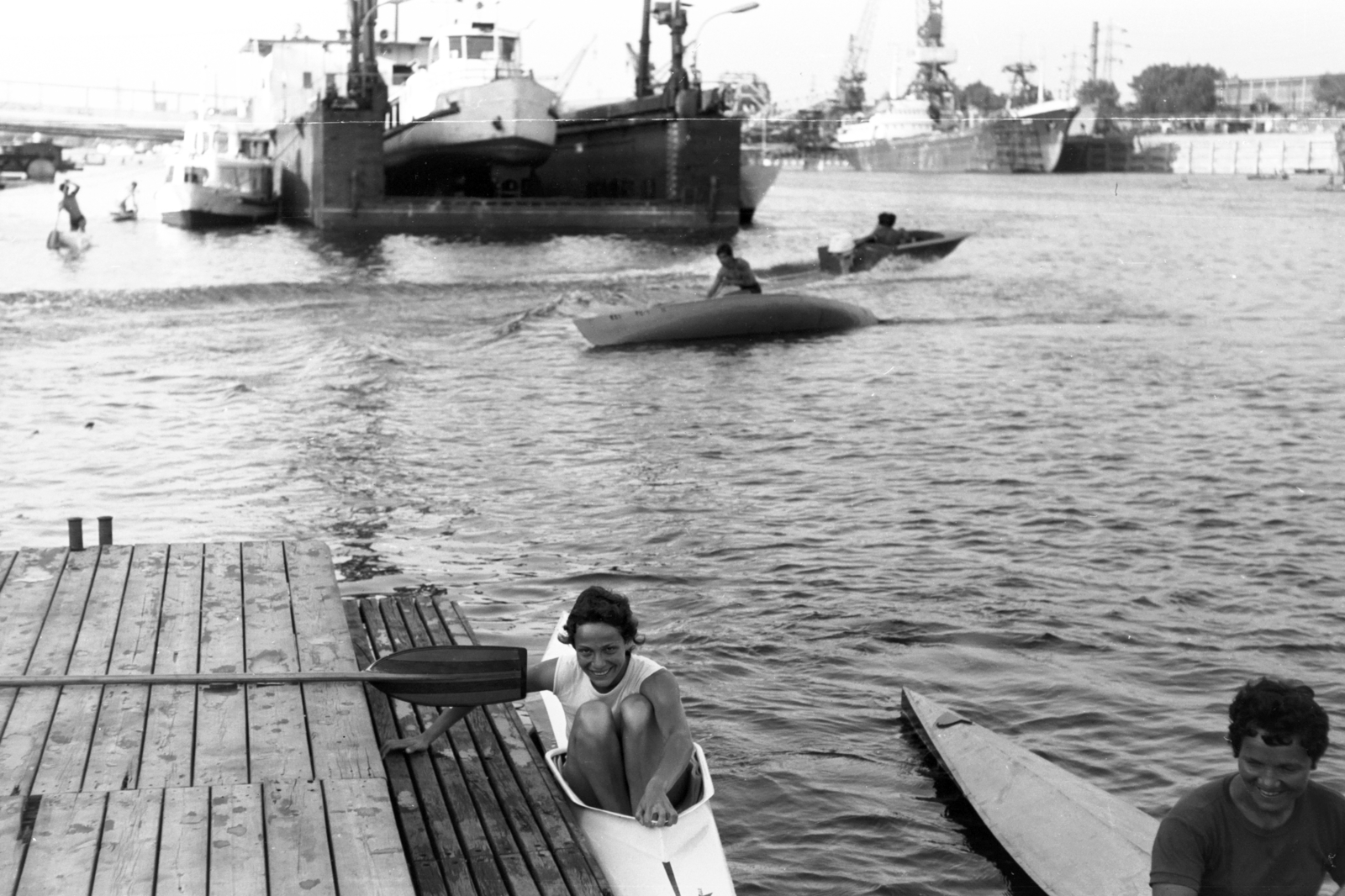 Hungary, Budapest XIII., Újpesti-öböl, a felvétel a KSI (Központi Sportiskola) vízitelepének stégjén a Népszigetnél készült. Szemben egy úszódokk, jobbra a Magyar Hajó- és Darugyár Angyalföldi Gyáregysége., 1970, Chuckyeager tumblr, kayak, pier, motorboat, canoe, Budapest, floating dock, Fortepan #143358