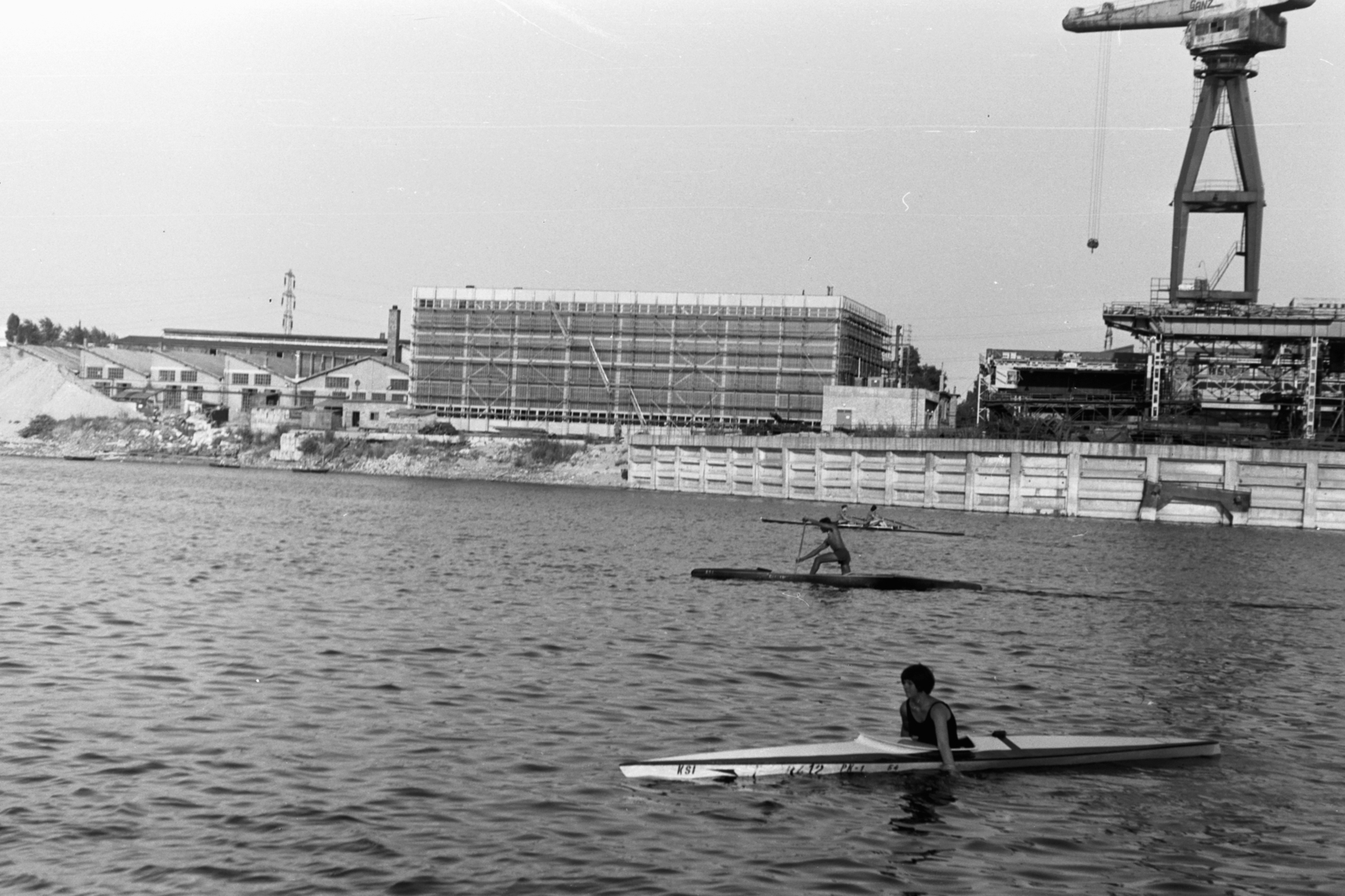 Hungary, Budapest XIII., Újpesti-öböl a Népsziget felől nézve, a KSI (Központi Sportiskola) kajakosa és kenusa edzésen. Túlparton a Magyar Hajó- és Darugyár Angyalföldi Gyáregysége., 1970, Chuckyeager tumblr, kayak, canoe, Budapest, gantry crane, Fortepan #143359