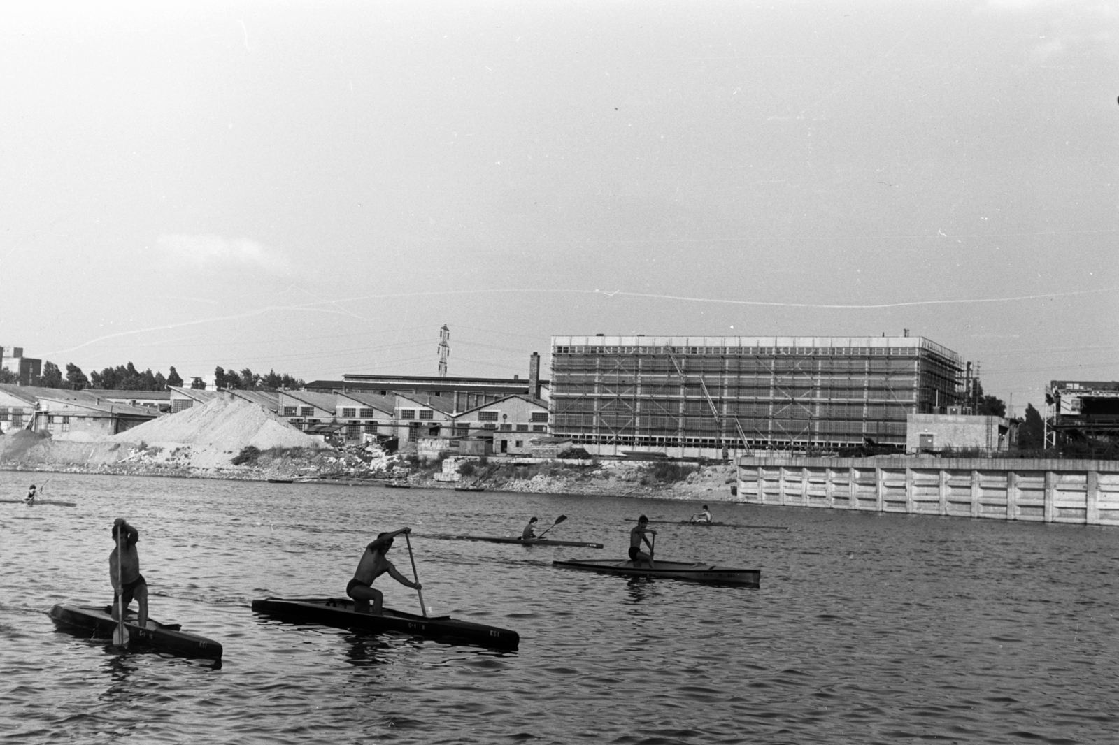 Hungary, Budapest XIII., Újpesti-öböl a Népsziget felől nézve, a KSI (Központi Sportiskola) kajakosai és kenusai edzésen. Túlparton a Magyar Hajó- és Darugyár Angyalföldi Gyáregysége., 1970, Chuckyeager tumblr, kayak, canoe, Budapest, Fortepan #143361