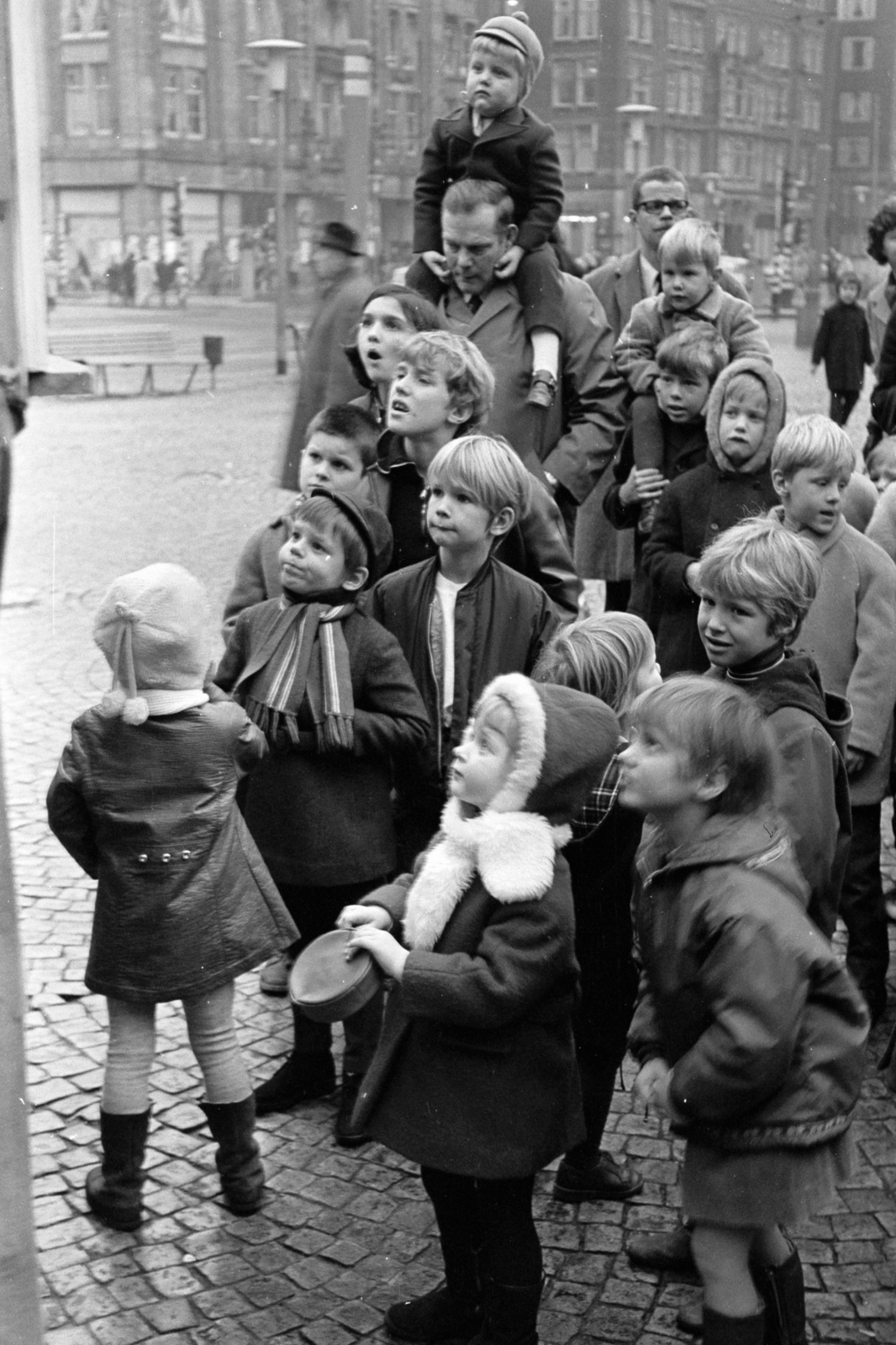 Hollandia, Amszterdam, Dam tér, a Teatro Cabalzi utcai bábszínház előadása., 1968, Chuckyeager tumblr, nyakban ülés, kapucni, Fortepan #143368