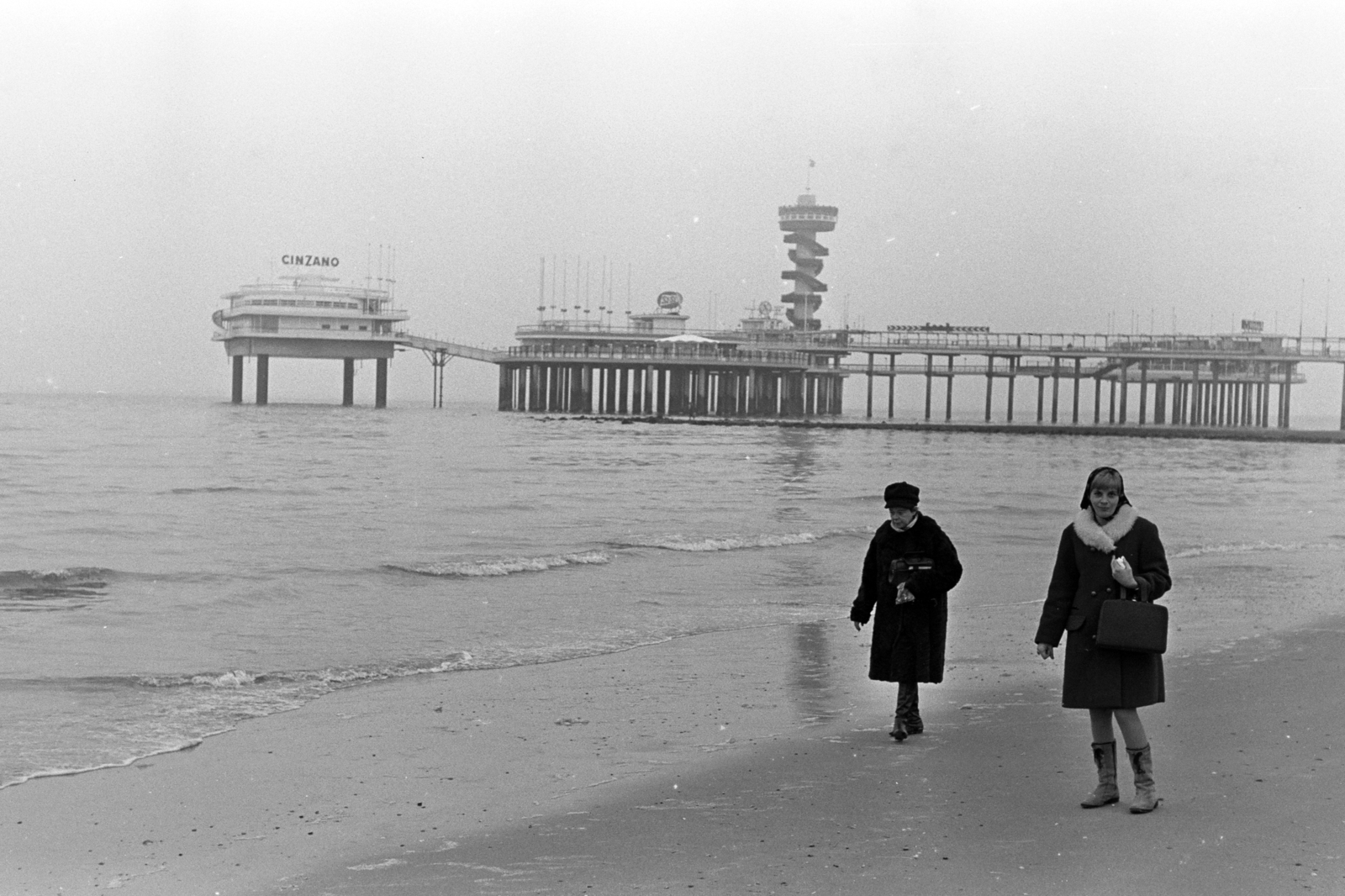Hollandia, Hága, Scheveningen városrész, móló (de Pier)., 1968, Chuckyeager tumblr, Fortepan #143371