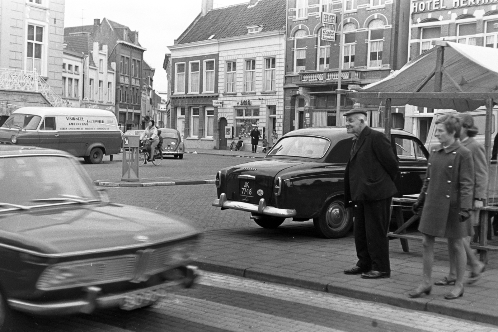 Netherlands, Roosendaal, Markt., 1968, Chuckyeager tumblr, bicycle, crosswalk, Fortepan #143380