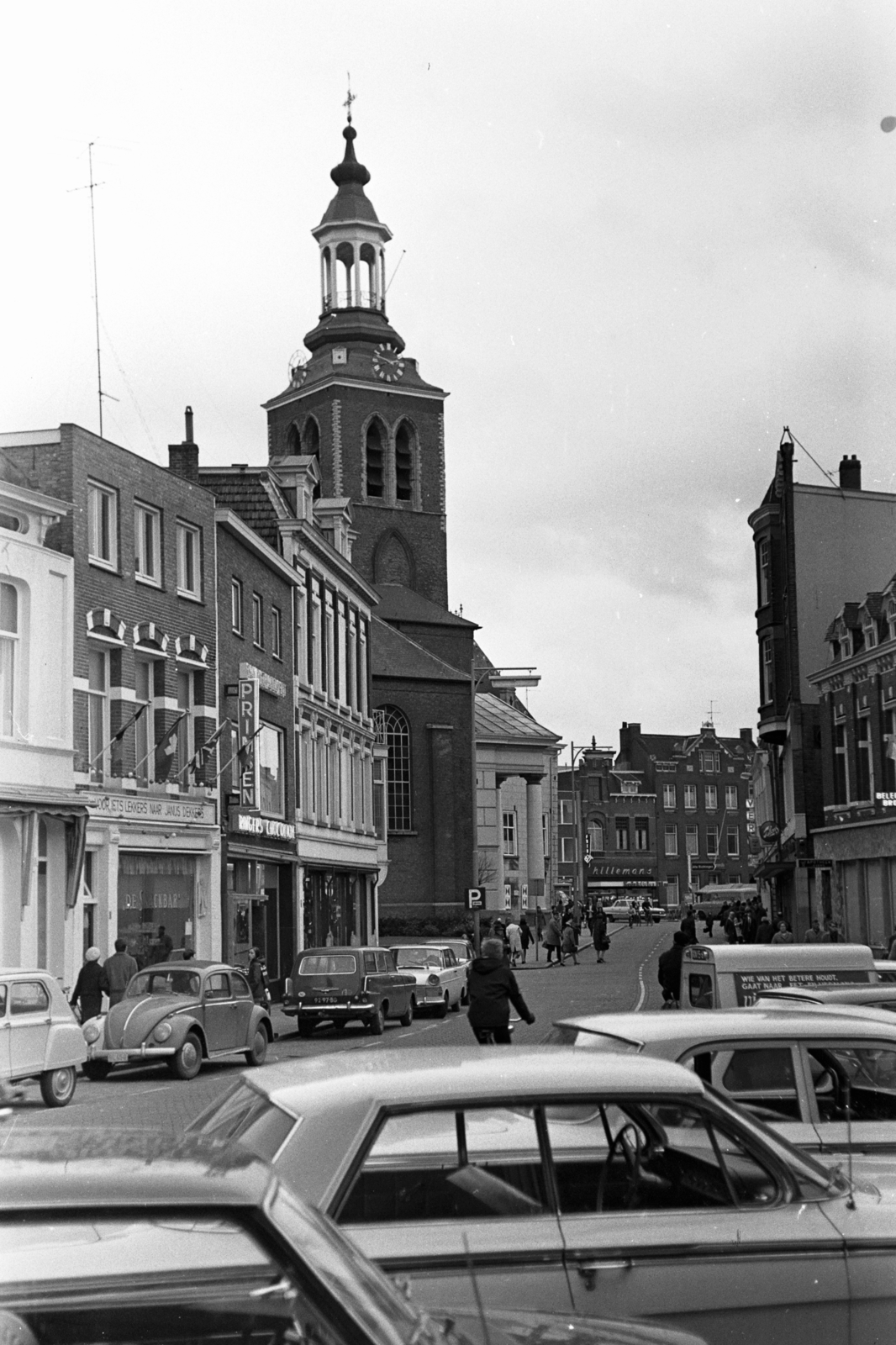 Netherlands, Roosendaal, Bloemanmarkt a Keresztelő Szent János-templom (Sint-Janskerk) és a Markt felé nézve., 1968, Chuckyeager tumblr, Volkswagen Beetle, Fortepan #143381