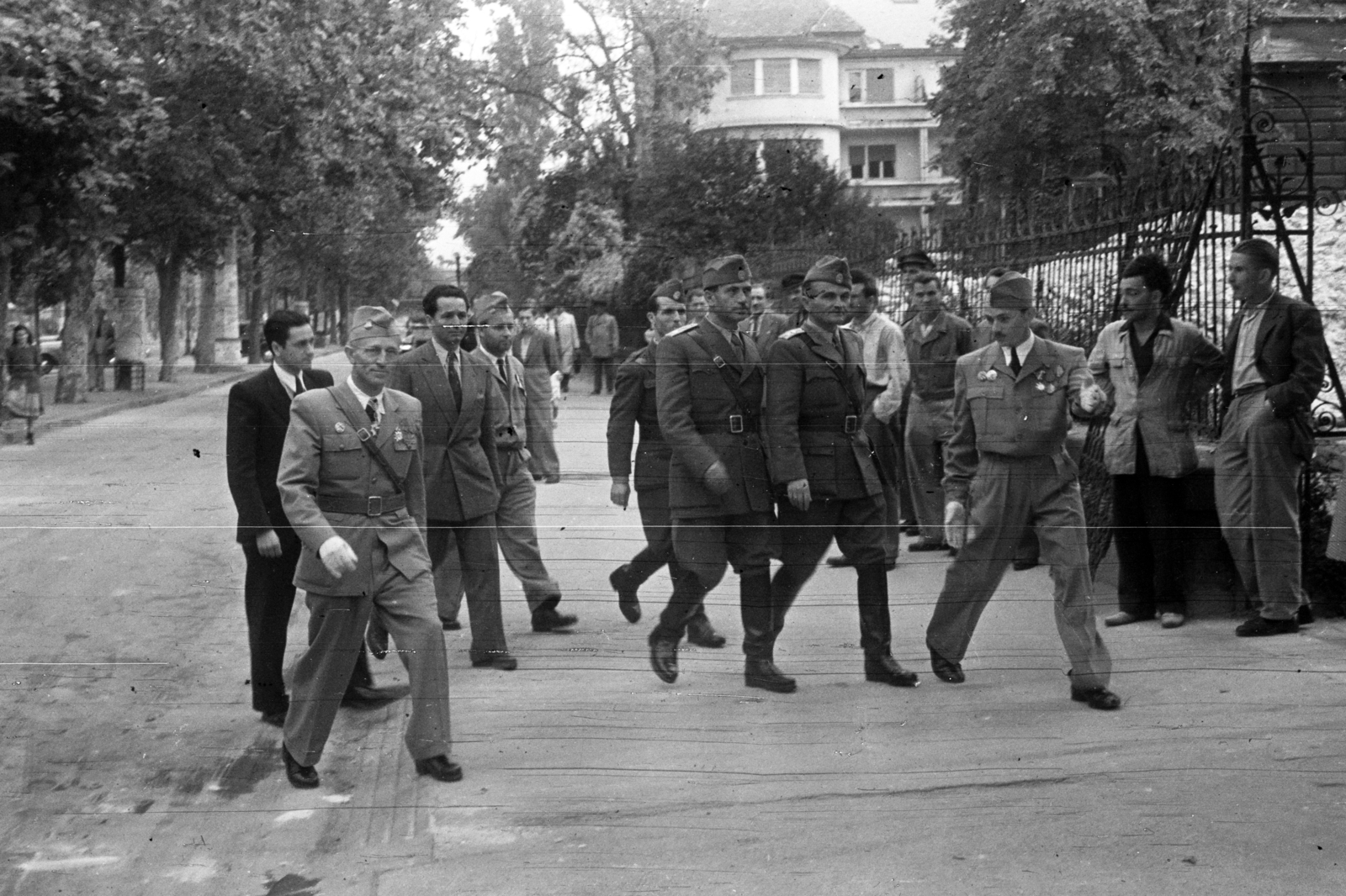 Hungary, Budapest VI., Andrássy út, olasz katonai küldöttség érkezése a 105. szám alatti Magyar Szabadságharcosok Szövetsége székházához., 1948, Chuckyeager tumblr, Italian soldier, Budapest, Fortepan #143383