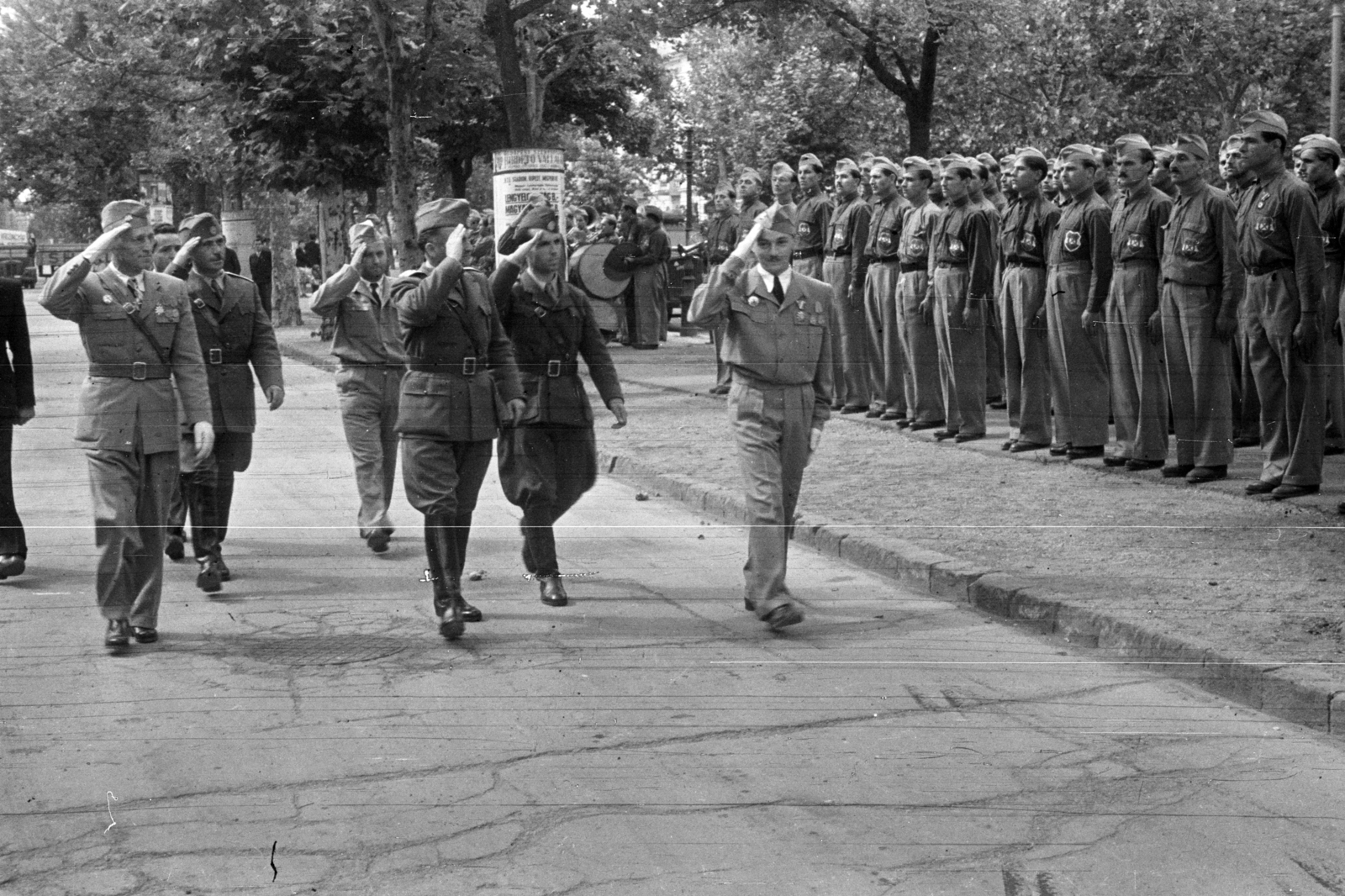 Hungary, Budapest VI., Andrássy út, olasz katonai küldöttség érkezése a 105. szám alatti Magyar Szabadságharcosok Szövetsége székházához., 1948, Chuckyeager tumblr, salute, Budapest, Fortepan #143384