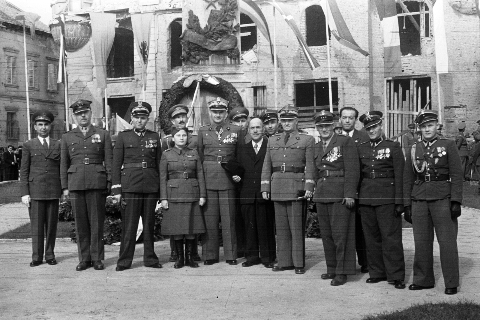 Hungary, Budapest I., Dísz tér., 1948, Chuckyeager tumblr, Polish soldier, Budapest, polish army, Fortepan #143388