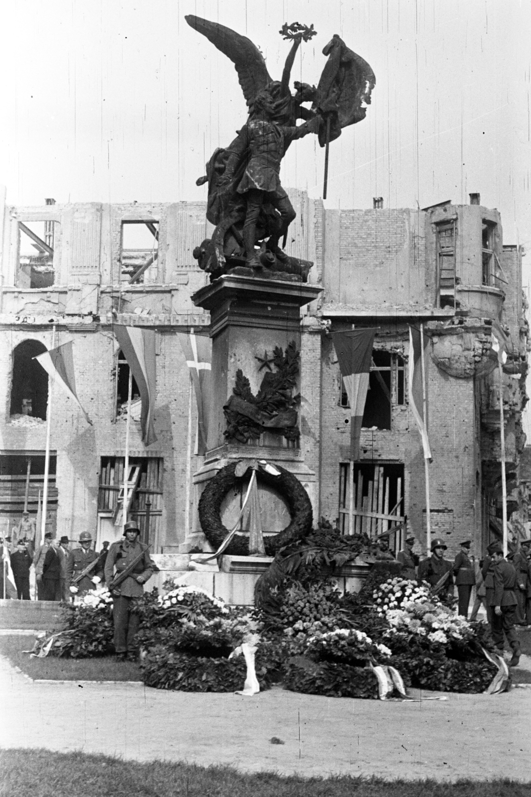 Hungary, Budapest I., Dísz tér, Honvéd-szobor (Zala György, 1893.)., 1948, Chuckyeager tumblr, wreath, damaged building, Budapest, Fortepan #143389