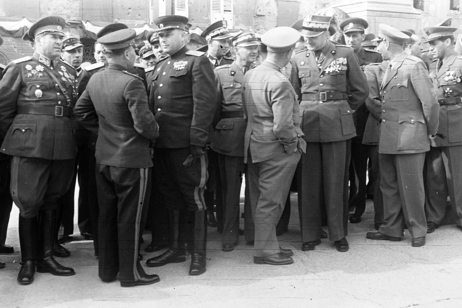 Hungary, Budapest I., Dísz tér. A külföldi katona, rendőr és szabadságharcos delegációk tagjai a Honvéd szobornál tartott ünnepség alkalmával., 1948, Chuckyeager tumblr, medal, Soviet soldier, Polish soldier, Budapest, hands in pockets, Allied Control Comission, Fortepan #143391