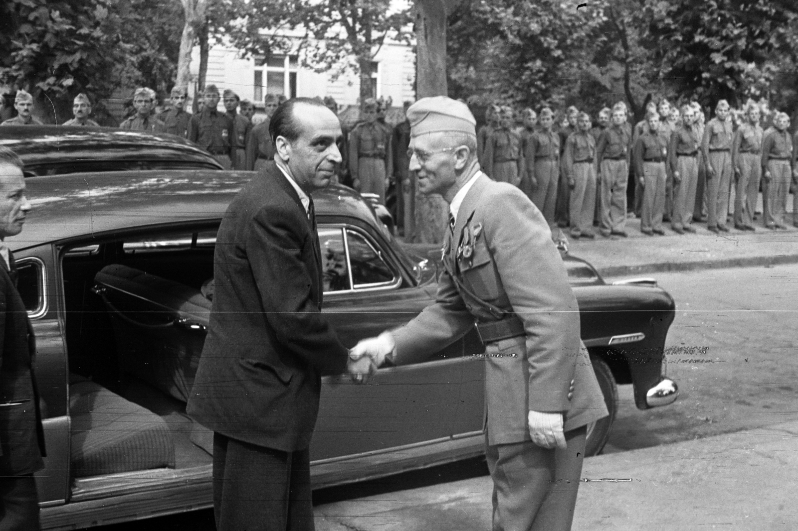 Hungary, Budapest VI., Andrássy út, küldöttség érkezése a 105. szám alatti Magyar Szabadságharcosok Szövetsége székházához., 1948, Chuckyeager tumblr, medal, handshake, Budapest, Fortepan #143392
