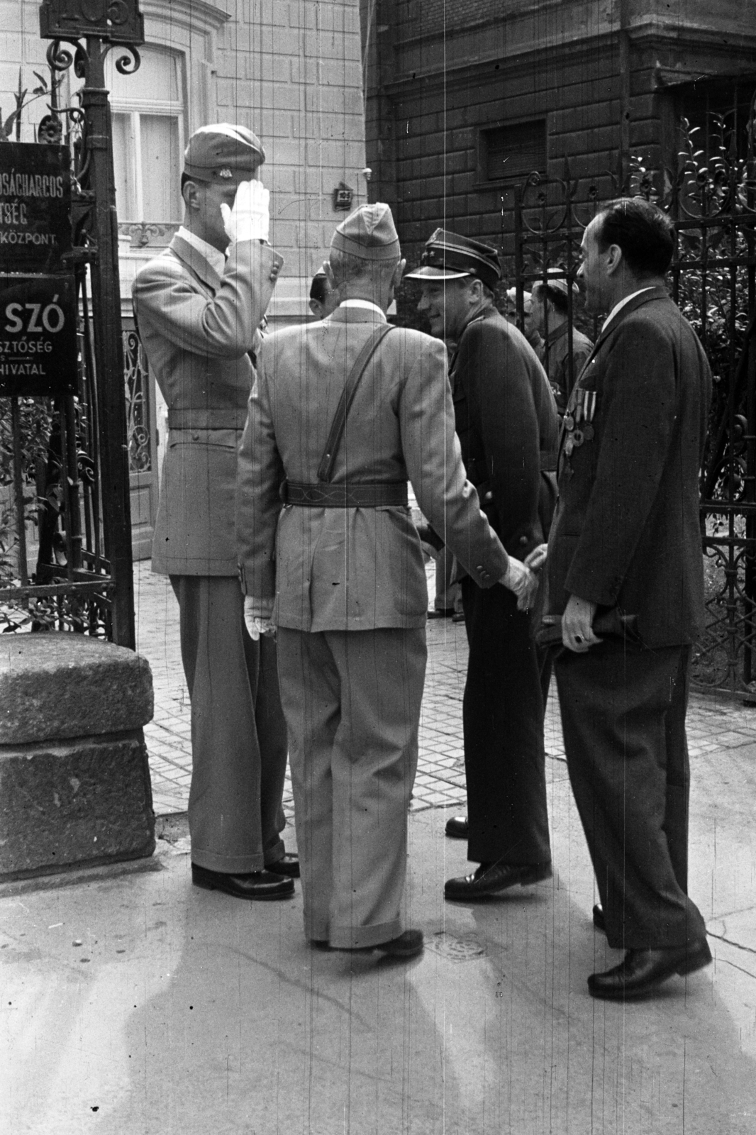 Hungary, Budapest VI., Andrássy út, lengyel küldöttség érkezése a 105. szám alatti Magyar Szabadságharcosok Szövetsége székházához. Balra Maléter Pál tiszteleg., 1948, Chuckyeager tumblr, Polish soldier, Budapest, forged iron fence, Fortepan #143393