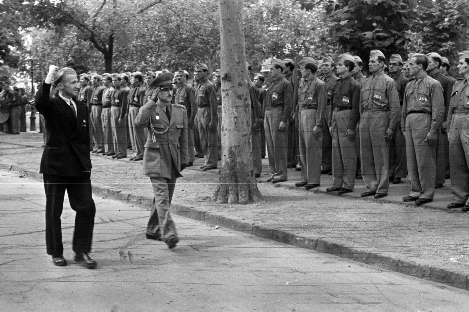 Hungary, Budapest VI., Andrássy út, küldöttség érkezése a 105. szám alatti Magyar Szabadságharcosok Szövetsége székházához., 1948, Chuckyeager tumblr, salute, Budapest, Fortepan #143395