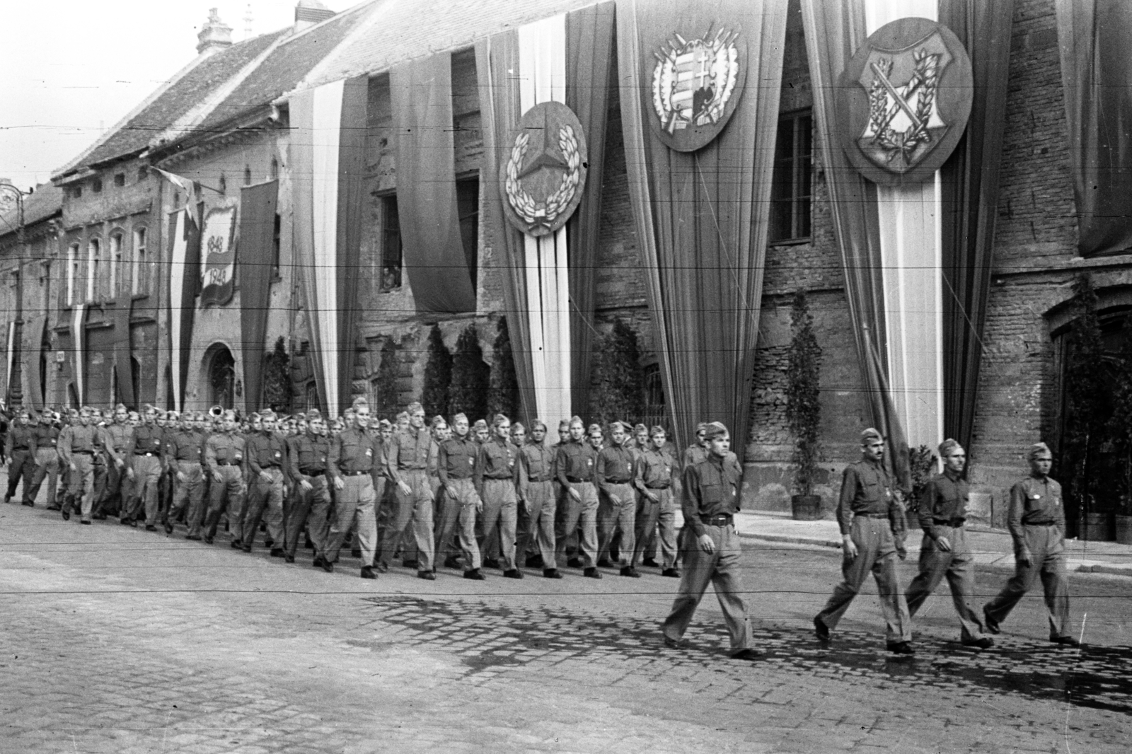 Magyarország, budai Vár, Budapest I., Dísz tér., 1948, Chuckyeager tumblr, felvonulás, címer, katona, Kossuth címer, Budapest, Fortepan #143397