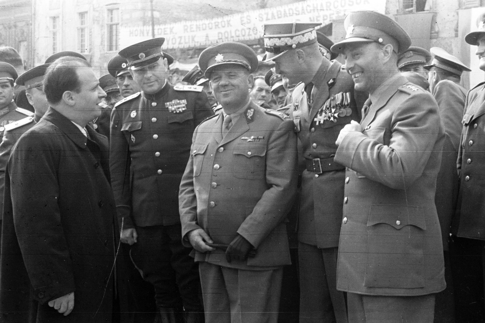 Hungary, Budapest I., Dísz tér. Farkas Mihály honvédelmi miniszter (balra, civilben) üdvözli a külföldi katona, rendőr és szabadságharcos delegációkat a Honvéd szobornál tartott ünnepség alkalmával., 1948, Chuckyeager tumblr, Soviet soldier, Polish soldier, Budapest, Fortepan #143399