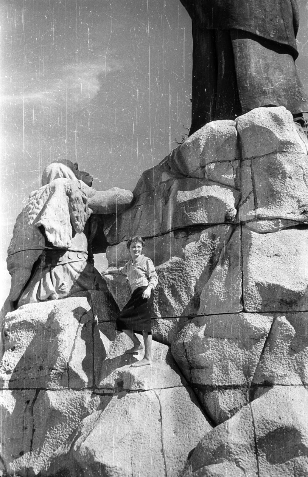 Hungary, Budapest I., Szent Gellért szobor talapzata., 1958, Szent-tamási Mihály, sculpture, Budapest, Saint Gerard-portrayal, standing on a sculpture, Fortepan #14341