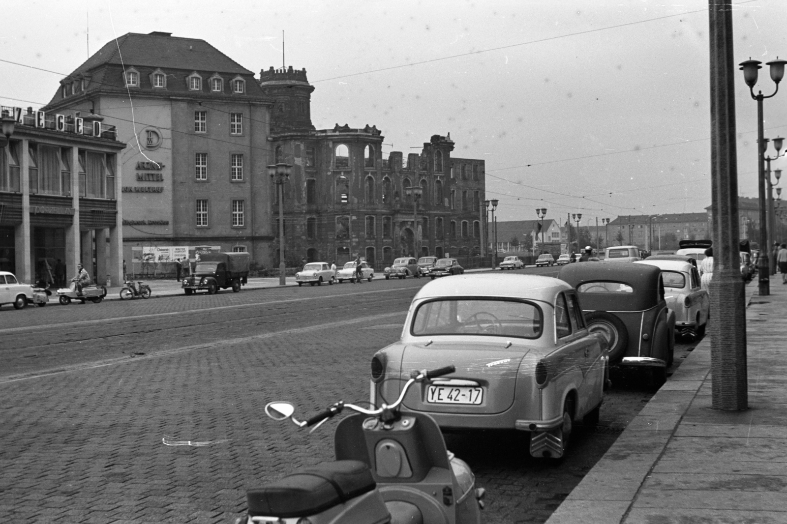 Germany, Dresden, balra a Wilsdruffer Strasse 4-6. (Ernst-Thählmann-Strasse 6.), a "Szegedhaus", ma Restaurant Szeged., 1963, Chuckyeager tumblr, GDR, Fortepan #143421