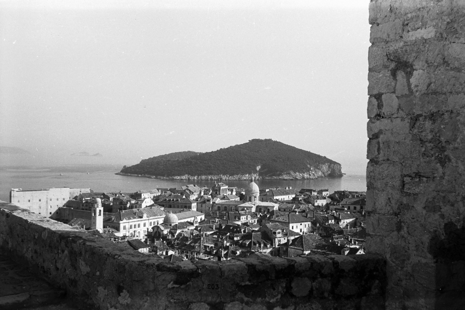 Croatia,Adriatic Sea, Dubrovnik, kilátás a Minčeta erődből az óvárosra, távolabb a Lokrum-sziget., 1963, Chuckyeager tumblr, Yugoslavia, Fortepan #143426