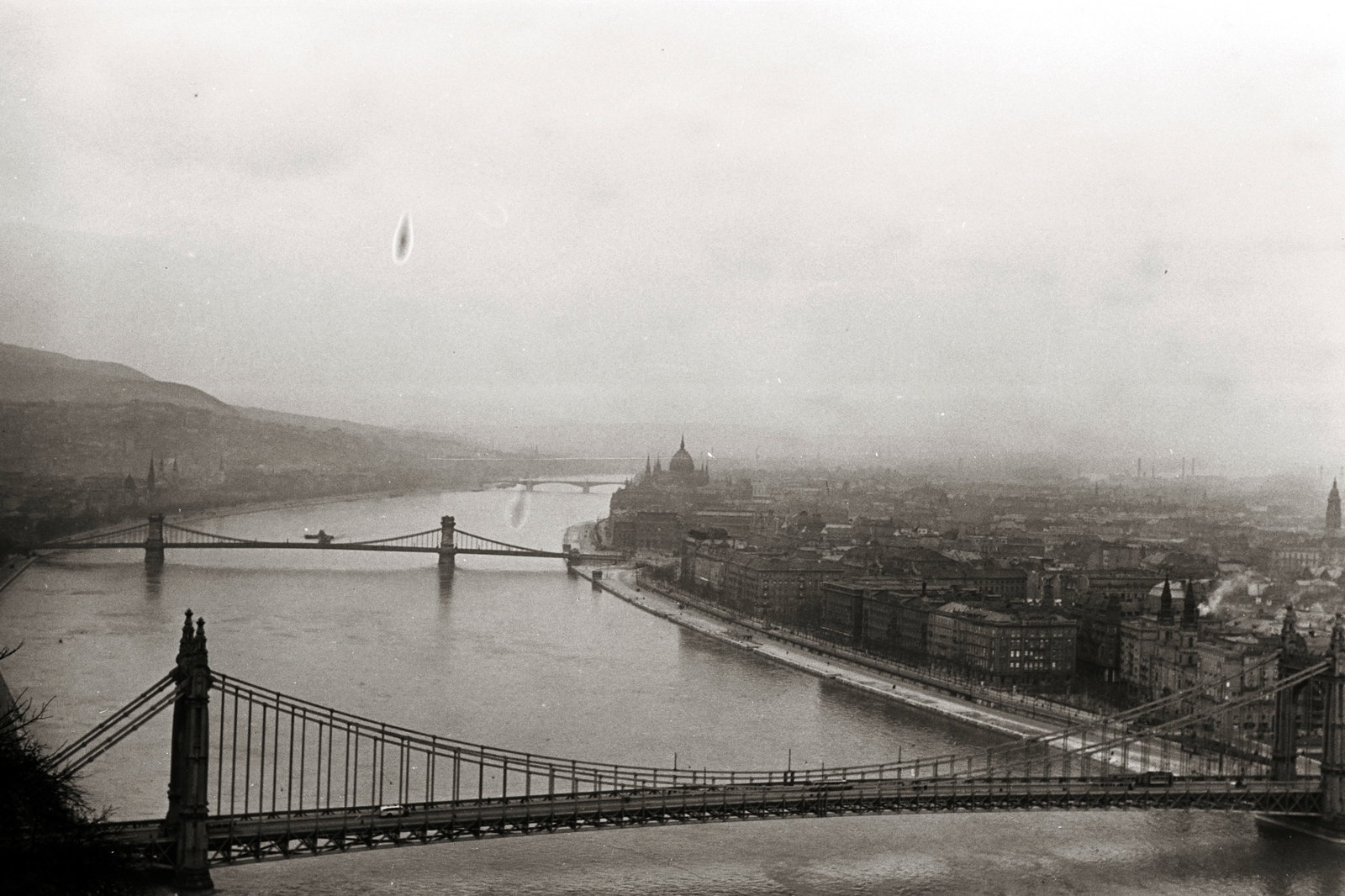 Hungary, Budapest V.,Budapest XI., kilátás a Gellérthegyről az Erzsébet híd és a Széchenyi Lánchíd felé, háttérben a Parlament., 1940, Chuckyeager tumblr, Danube, Budapest, Fortepan #143428
