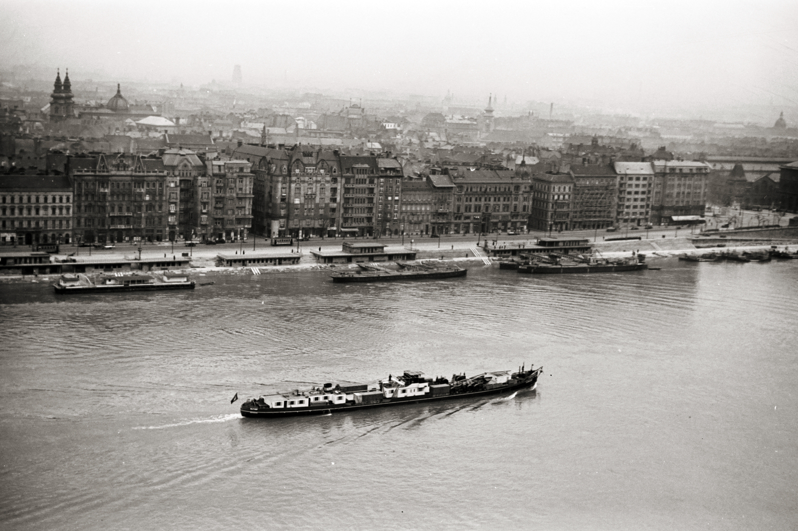 Hungary, Budapest V.,Budapest XI., a Belgrád (Ferenc József) rakpart és a nemzetközi hajóállomás a Gellérthegyről nézve., 1940, Chuckyeager tumblr, Budapest, Fortepan #143429