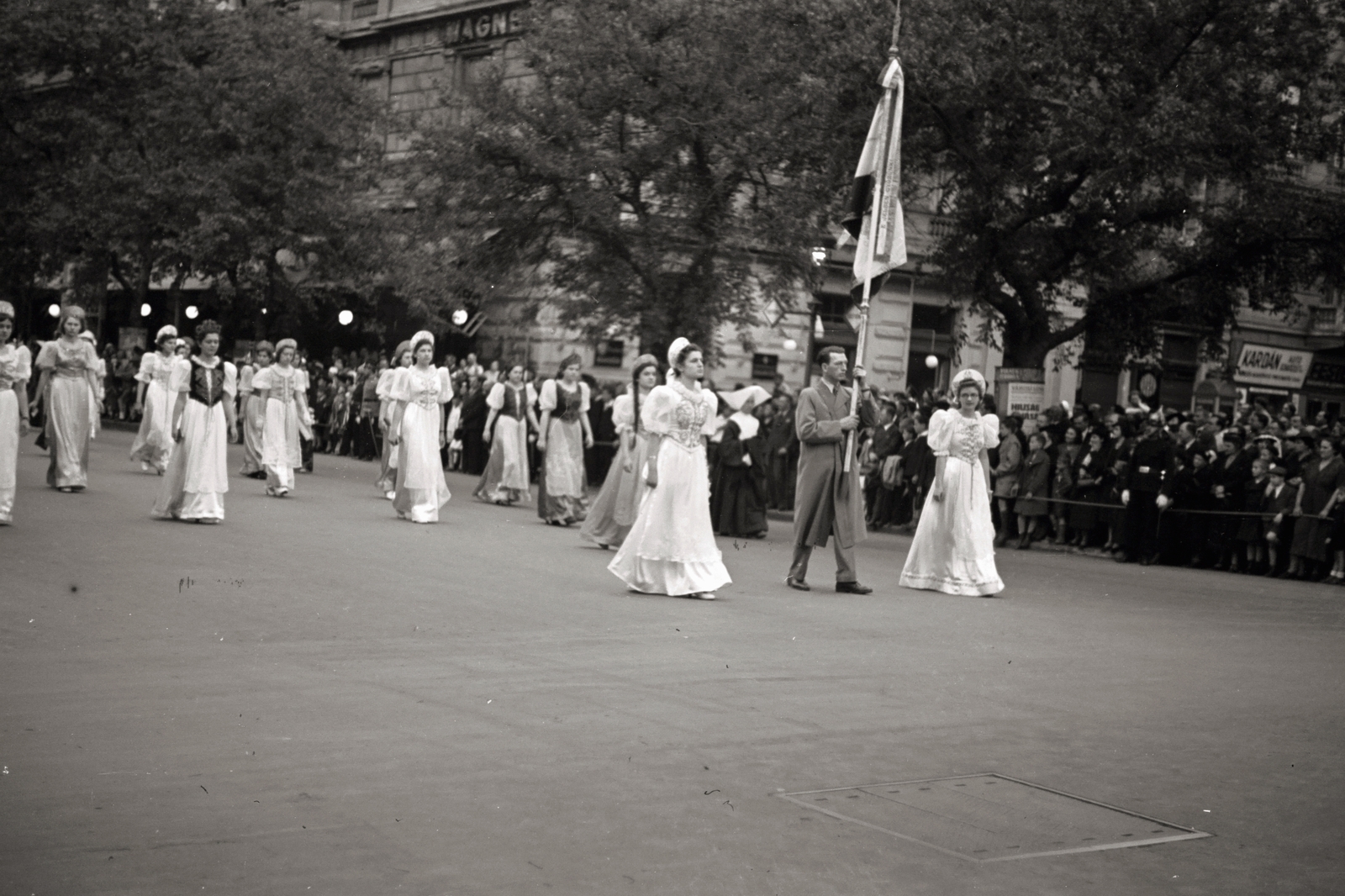 Magyarország, Budapest VI., felvonulók az Andrássy úton a Jókai térnél., 1940, Chuckyeager tumblr, zászló, felvonulás, ünneplő ruha, Budapest, fehér ruha, Fortepan #143433