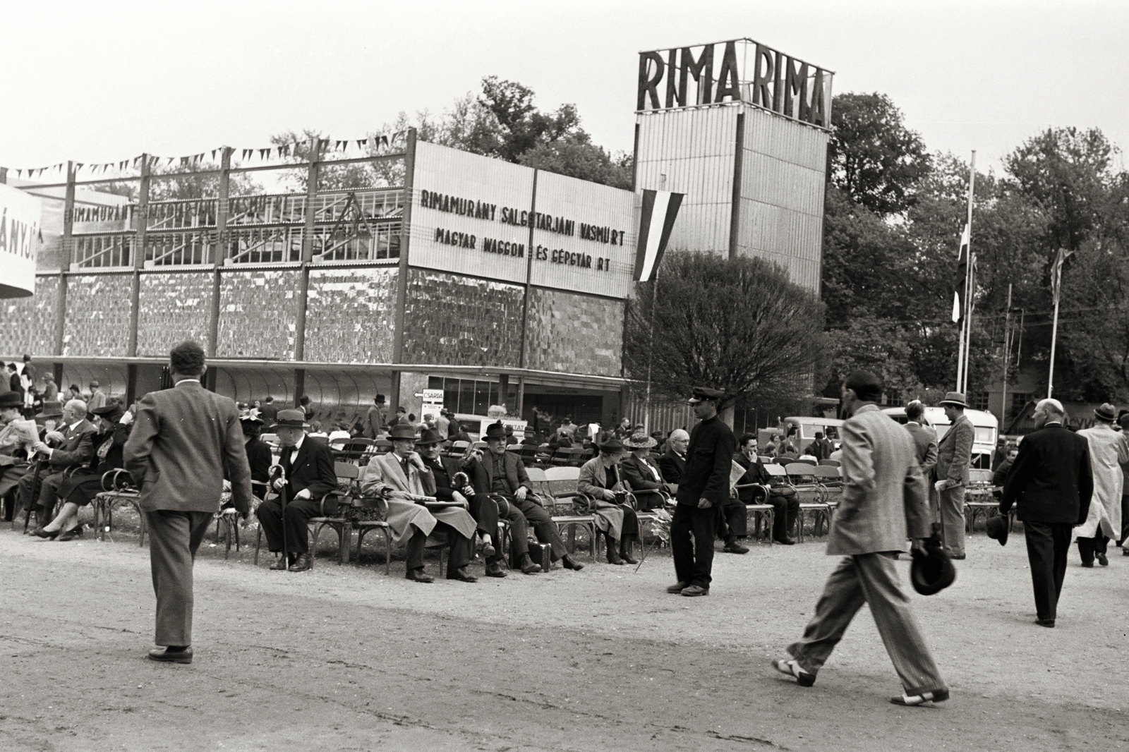 Hungary, Budapest XIV., 1939, Chuckyeager tumblr, exhibition, Budapest, Fortepan #143439