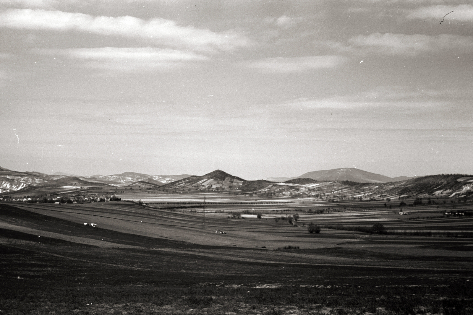 Hungary, Budapest II., a Pesthidegkúti-medence a Vörös-kővár felől, középen a Kálvária-hegy, hátul a Pilis., 1940, Chuckyeager tumblr, Budapest, Fortepan #143442