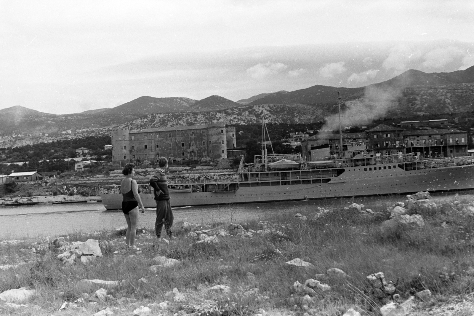 Croatia, Kraljevica, az öböl túlpartján a Frangepán-kastély., 1960, Chuckyeager tumblr, Yugoslavia, ship, Fortepan #143447