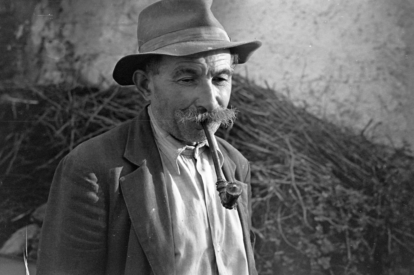 Hungary,Lake Balaton, Badacsonytomaj, 1957, Chuckyeager tumblr, hat, moustache, pipe, peasant, Fortepan #143452