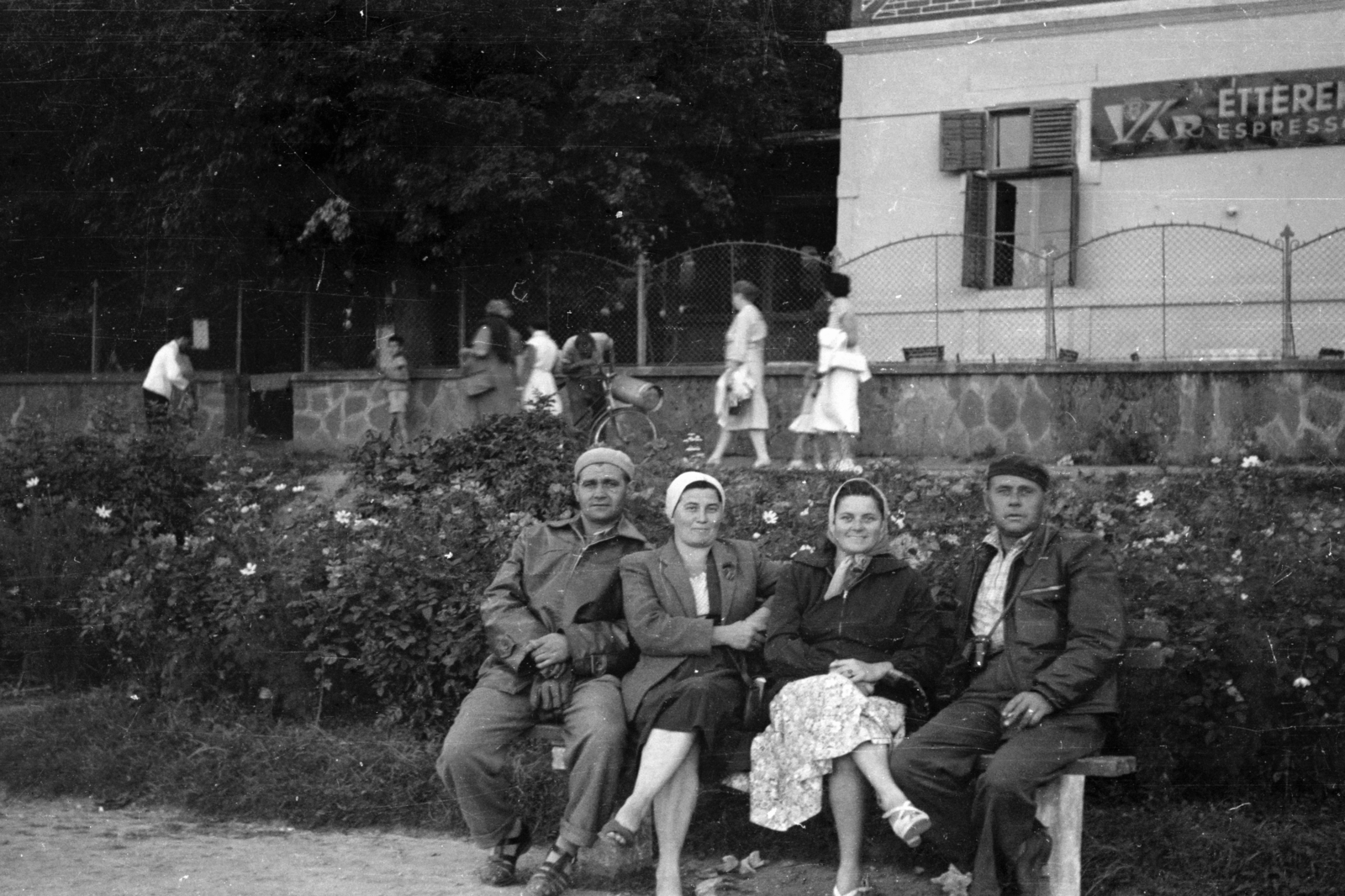 Magyarország,Dunakanyar, Visegrád, Duna-part a kikötő mellett, háttérben a Fő utca 11. (11-es főút), Vár étterem., 1957, Chuckyeager tumblr, nők, férfiak, svájcisapka, Fortepan #143466